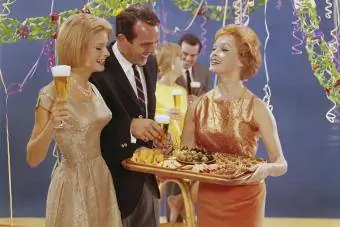 1950-ih Žena poslužuje predjela na zabavi