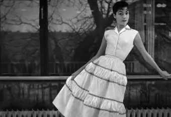 Frau modelliert Kleid Mode der 1950er Jahre