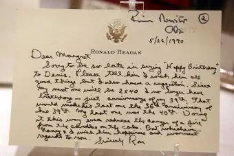 مذكرة توقيع من رونالد ريغان