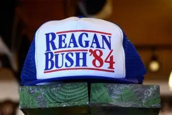 Reagan-Bush caps fra den amerikanske presidentkampanjen i 1983