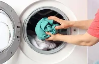 Çamaşır Makinesine Giysi Koyan Adam