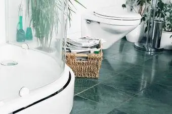 Pila de papel al lado del baño
