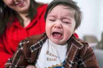 Ağlayan yürümeye başlayan çocuk öfke nöbeti geçiriyor