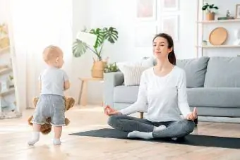Anne etrafta sevimli bebekle meditasyon yapıyor