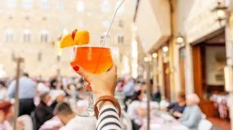 Koktail Aperol spritz yang dihias dengan jeruk dan stroberi