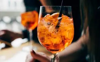 Dvi moterys su „Aperol Spritz“gėrimais