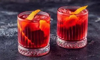 Cocktail Negroni con scorza d'arancia e ghiaccio