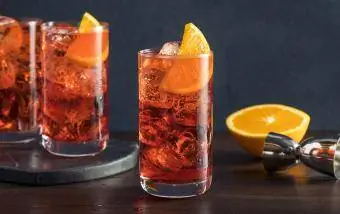 Nakakapreskong Cold Americano Cocktail na may Orange Garnish