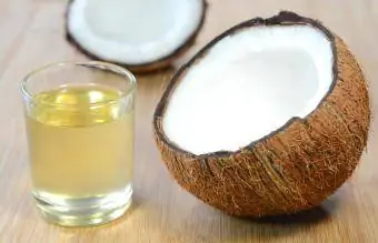 Olio di cocco in un bicchiere