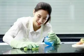 Taulell desinfectant dona amb solució de lleixiu