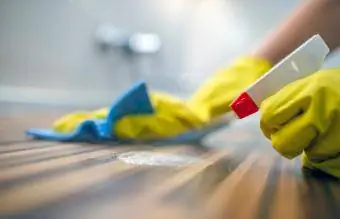 रसोई की मेज को नीले कपड़े से साफ करें