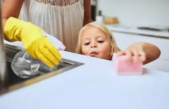 Gemeinsam zu Hause eine Küchenoberfläche reinigen