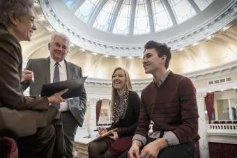 adolescenti che parlano con i politici