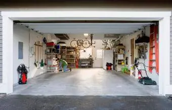 Vyras garaže