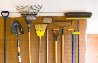 Sodo įrankiai laikomi garaže