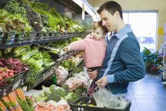 Uomo e bambina al supermercato