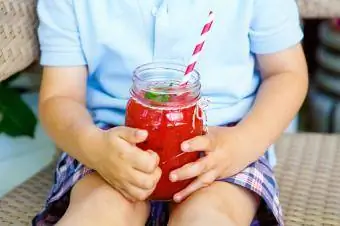 chlapec pije zdravé ovocné smoothie