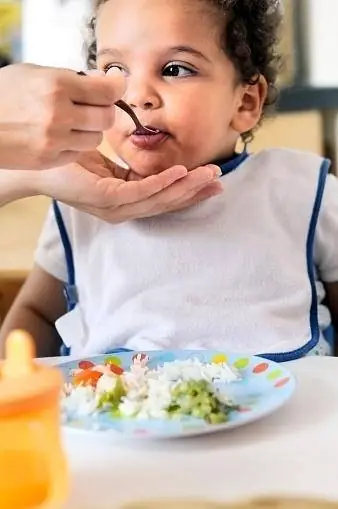 Bambino che mangia