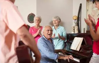 Starší ľudia tvoria hudbu