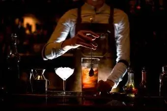 Bartender khuấy cocktail rượu bằng thìa