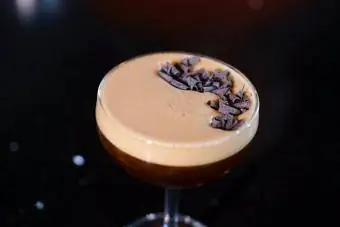 Rəndələnmiş şokoladla bəzədilmiş Espresso Martini kokteyli
