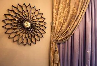 Металлический цвет штор и декора стен