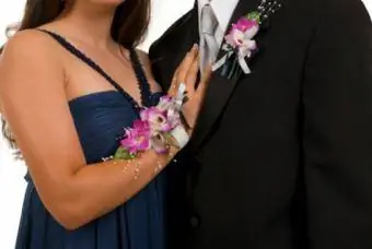 Koördinering van corsage en boutonniere