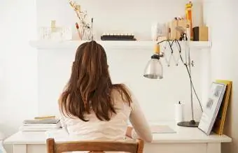 женщина учится дома за столом