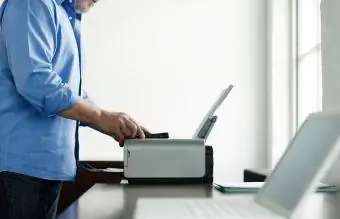 Bărbat care folosește imprimanta computerului