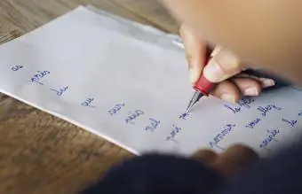 Enfant écrivant en cursive sur papier