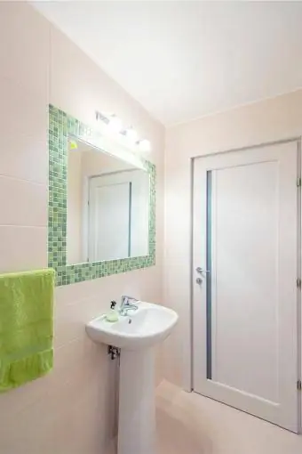 Salle de bain moderne décorée dans des couleurs vert et crème
