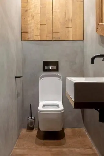 A fürdőszoba egyszerű, modern, világos belső kialakítása