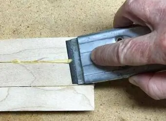 Raschiare la colla dal legno con la lama
