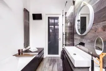 Kicsi, világos fürdőszoba modern dizájnnal, fa stílusú csempével