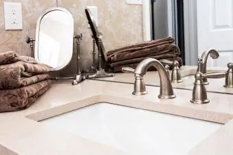 Luxus fürdőszoba belső gránit munkalappal