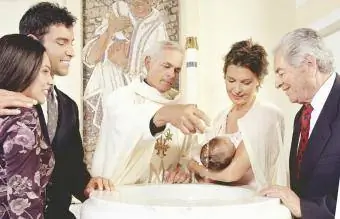Erkek bebek vaftiz ediliyor