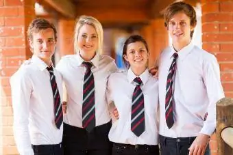 Έφηβοι που φορούν στολές οικοτροφείου