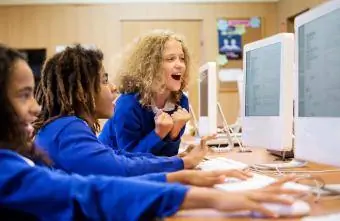 Έφηβα κορίτσια στο οικοτροφείο που εργάζονται σε υπολογιστές