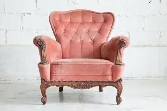 senovinė rožinė kėdė