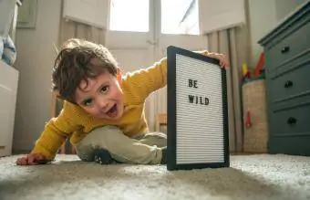 Be Wild metni olan küçük çocuk genişliği=1200 yükseklik=773 data-credit-caption-type=short data-credit-caption=Orbon Alija / E+ via Getty Images data-credit-box-text=