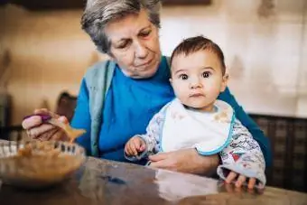 Mormor med sitt barnbarn