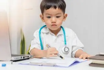 Νεαρό αγόρι από την Ασία παίζει γιατρό