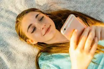 Ragazza che legge il testo sul cellulare