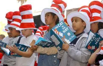 Kinder lesen aus dem Buch „Die Katze im Hut“.