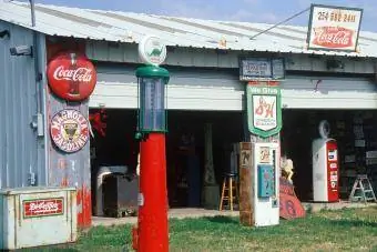 Αντλίες βενζινάδικων αντίκες και πινακίδες της Coca-Cola στο Τέξας