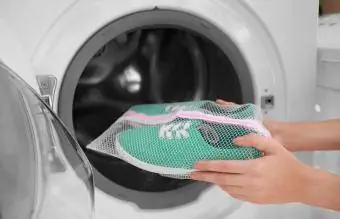 Spor ayakkabılarını çamaşır makinesine koymak