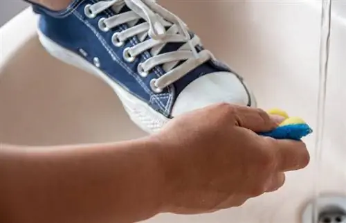 Cách giặt giày tennis bằng tay và trong máy giặt