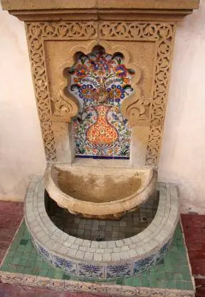 Talaver tile sa isang fountain