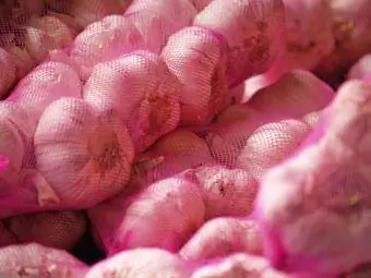 Trenzas de ajo en bolsas de malla