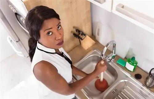 Hvordan fjerne tilstopping av vasker i kjøkken og bad